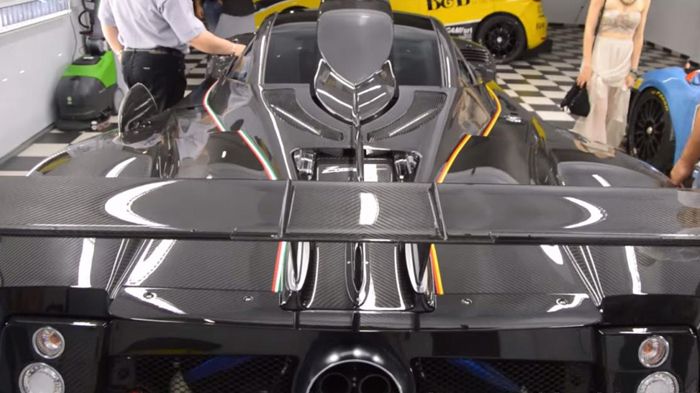 Η ανθρακονημάτινη Pagani Zonda 760 LM εξοπλίζεται με ένα V12 ατμοσφαιρικό μοτέρ 7,3 λτ. της AMG, το οποίο αποδίδει 760 ίππους.